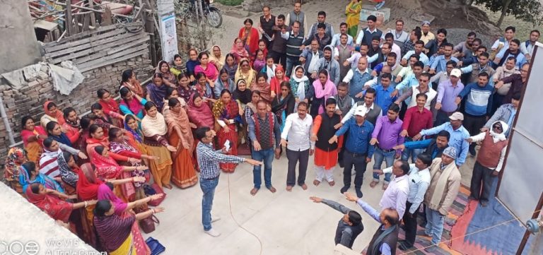 Contractual teachers of Saran district taking oath to continue the protest until their demands are met. ( File Photo)