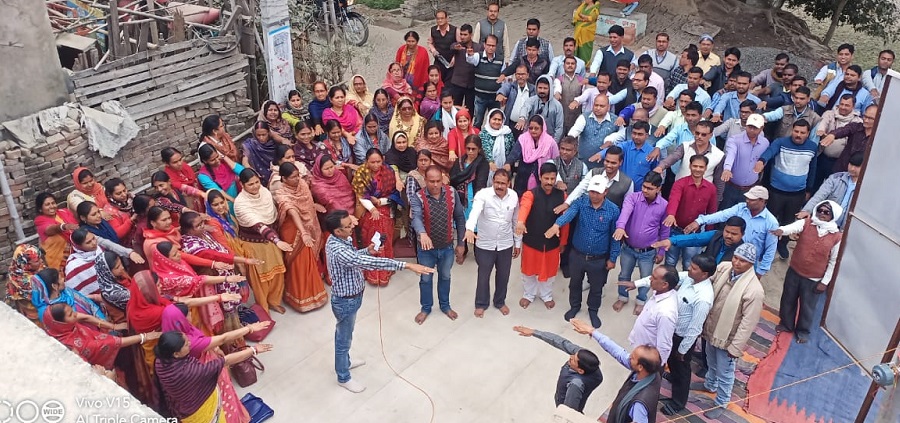 Contractual teachers of Saran district taking oath to continue the protest until their demands are met. ( File Photo)