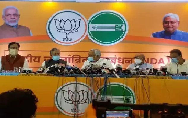 BJP and JD(U) leaders have announced the seat sharing deal for Bihar Assembly election. (Image Courtesy: Navbharat Times)