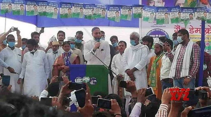 AIMIM chief Asaduddin Owaisi addressing an election rally during Bihar election. (Image Courtesy: socialnews xyz)