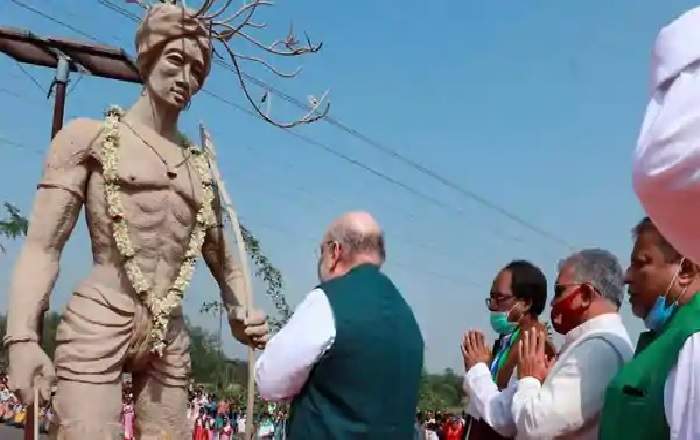 Union Home Minister Amit Shah paying tributes to tribal leader Birsa Munda (File Photo, Image credit: HT Bangla)