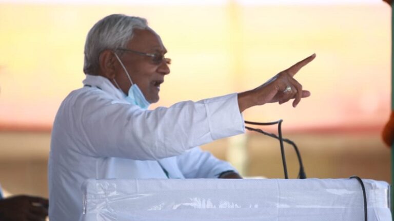 Onions, stones thrown at Nitish in Madhubani while he was addressing an election rally. (Tv9 Bharatvarsh)