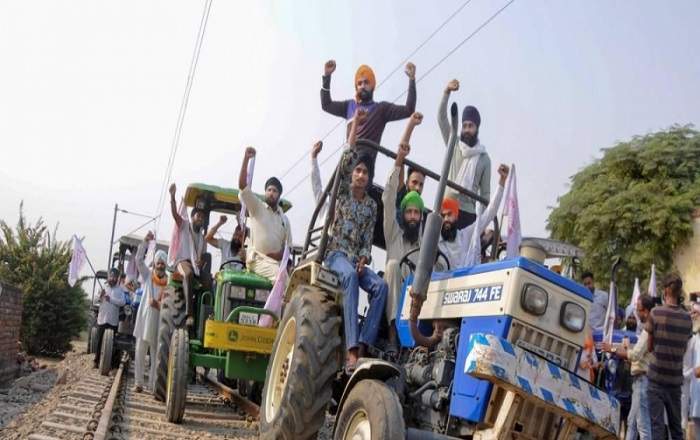 Farmers blocking railway tracks with tractors (File Photo, Image credit: The New Indian Express)