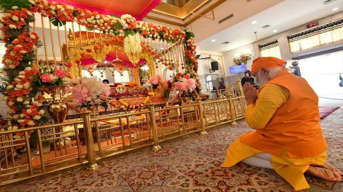 Prime Minister Narendra Modi paying his homage at the Gurudwara Rakab Ganj Sahib on Sunday morning (Image credit: Zee News)
