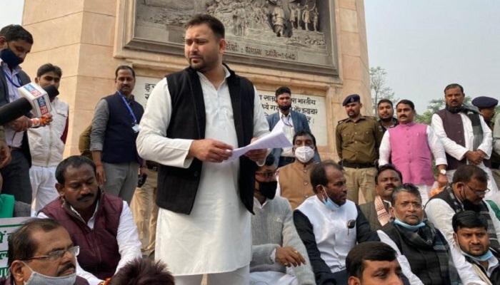 Bihar opposition leader Tejashwi Yadav led the protest against farms laws at Gandhi Maidan, Patna. (Image courtesy: Twitter)