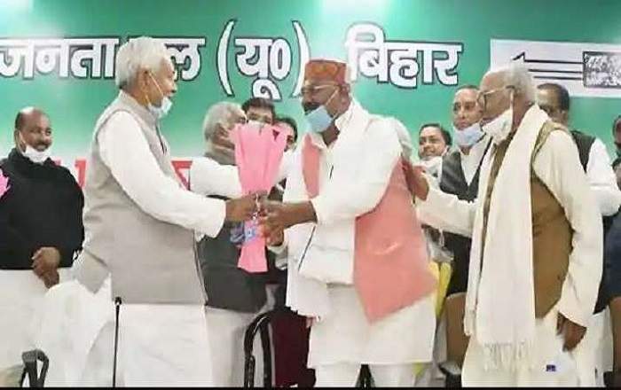 Bihar chief minister Nitish Kumar (L), JD(U) National President RCP Singh (R) and newly elected party state President Umesh Kushwaha (C) (Image credit: India TV News)