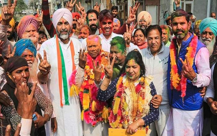Punjab Finance Minister and Congress leader Manpreet Singh Badal with the winning candidates of his party in the Municipal Corporation elections (Image credit: India Today)