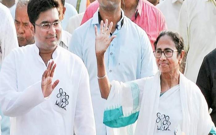 Mamata Banerjee with nephew Abhishek Banerjee (L) (Image credit: India TV News)