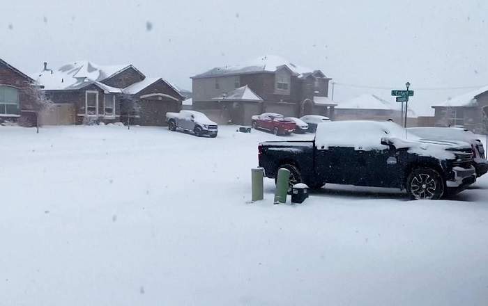 Cars and homes covered with snow during the recent cold wave in the United States (Image credit: Democracy Now!)