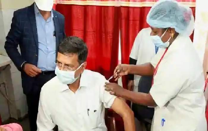 Representational image of a patient being administered Corona vaccine (Image credit: Hindustan Times)