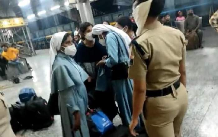 A screenshot shows the police briefly detaining the four nuns at Jhansi railway station (Image credit: Sabrang India)
