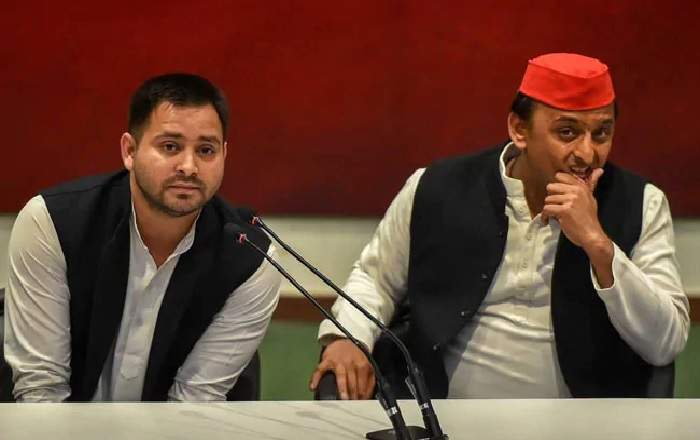 Tejashwi Prasad Yadav and Akhilesh Yadav (R) (File Photo, Image credit: NDTV)