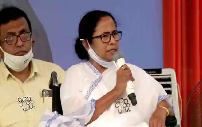 West Bengal chief minister Mamata Banerjee (R) (Image credit: Hindustan Times)