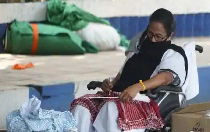 West Bengal chief minister Mamata Banerjee during a dharna at Gandhi Murti in Kolkata on April 13 (Image credit: Hindustan Times)
