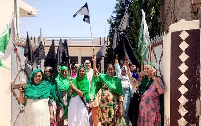 Women shout slogans in Patiala as farmers observed Black Day to mark the completion of six months of their protest against the three farm laws (Image credit: Hindustan Times)