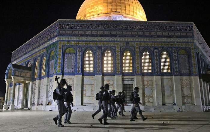 Israeli police walk near the Dome of the Rock during clashes with Palestinians (Image credit: TRT World)