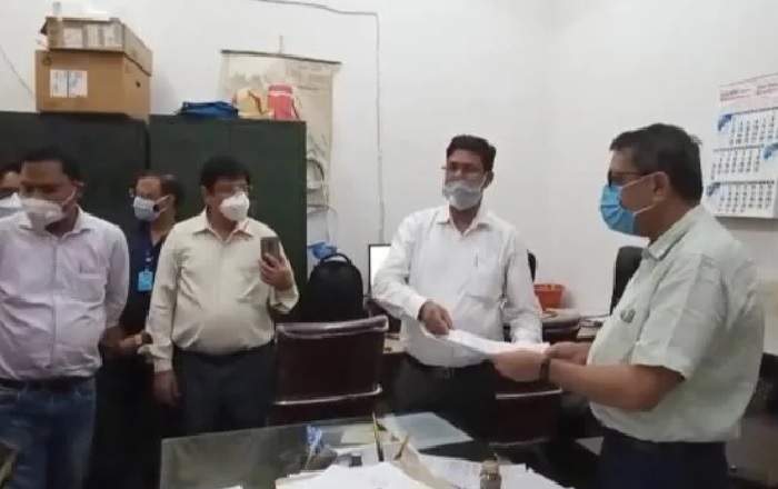 Some of the 14 doctors submitting their resignation letter to the chief medical officer of Unnao (Image credit: NDTV)