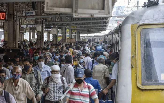 Commuters boarding a Mumbai sub-urban train (Image credit: NDTV)