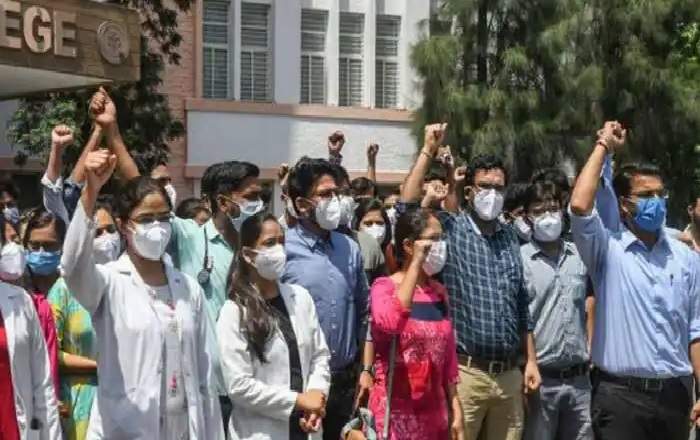 Protesting junior doctors of Madhya Pradesh (Image credit: Zee News)